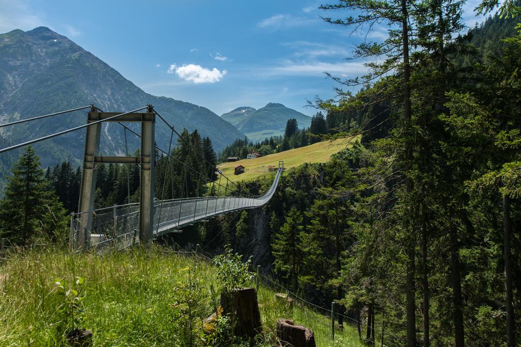 Haus Moosbrugger Hotell Bach  Exteriör bild